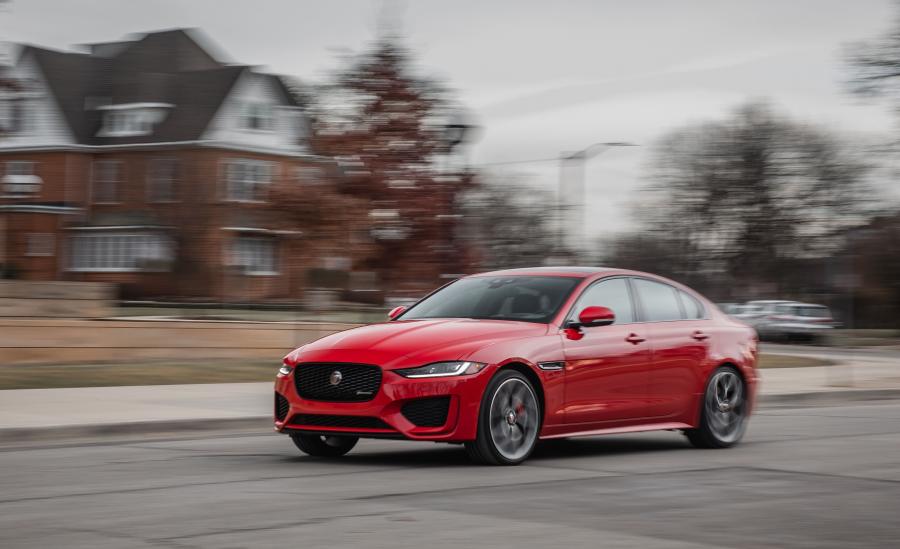  Jaguar XE P300 R-Dynamic 2019 года  (NA) (фото 38 из 40)